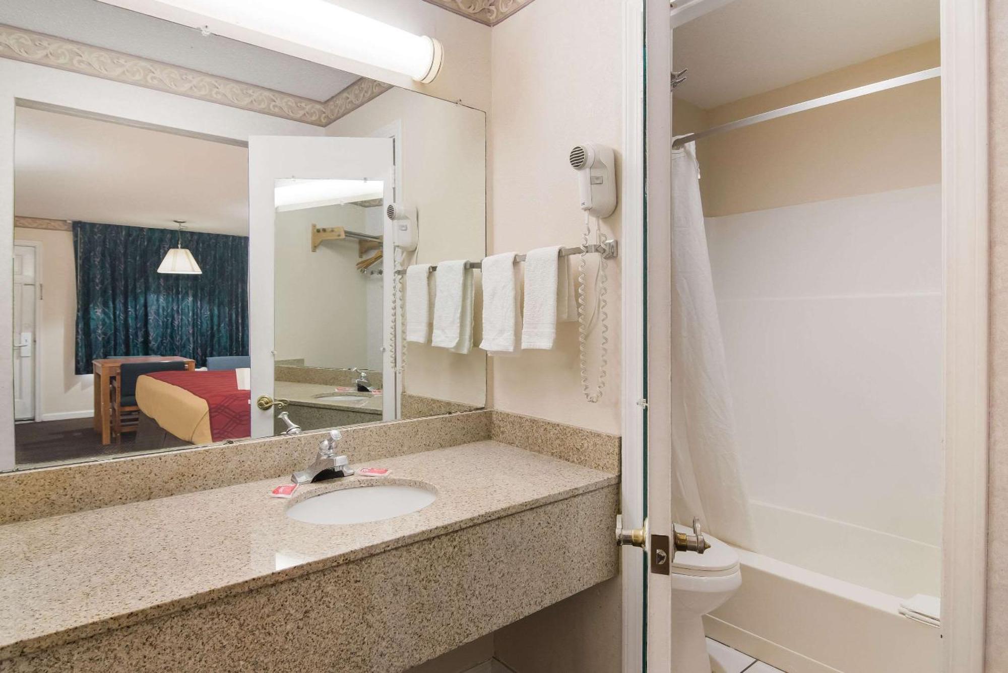 Econo Lodge Calhoun Esterno foto